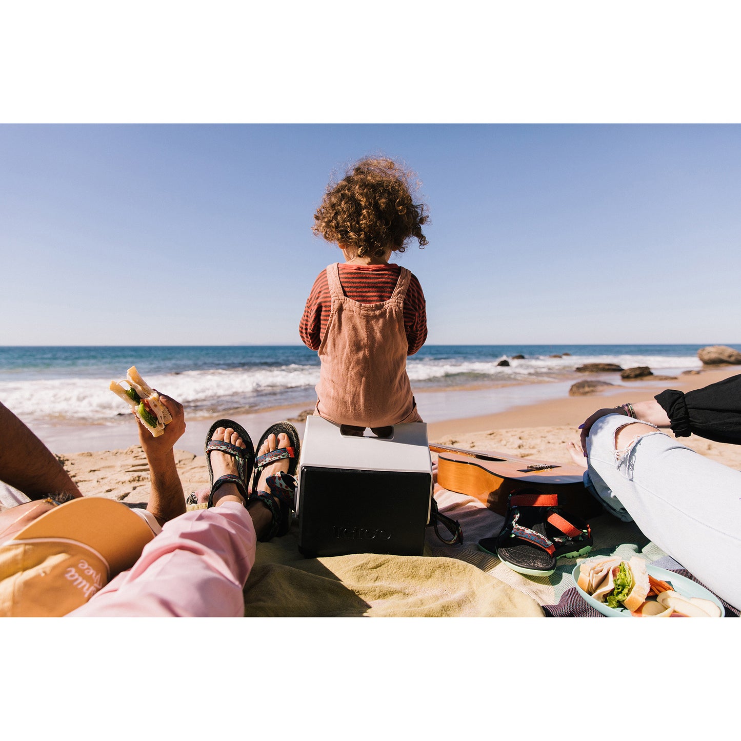 White-Black Igloo® Playmate Pal™ 7 Qt Cooler