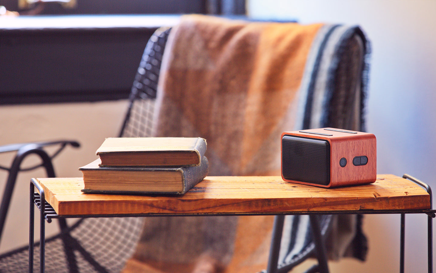 Brown FSC® Mahogany Wireless Speaker with Wireless Charger